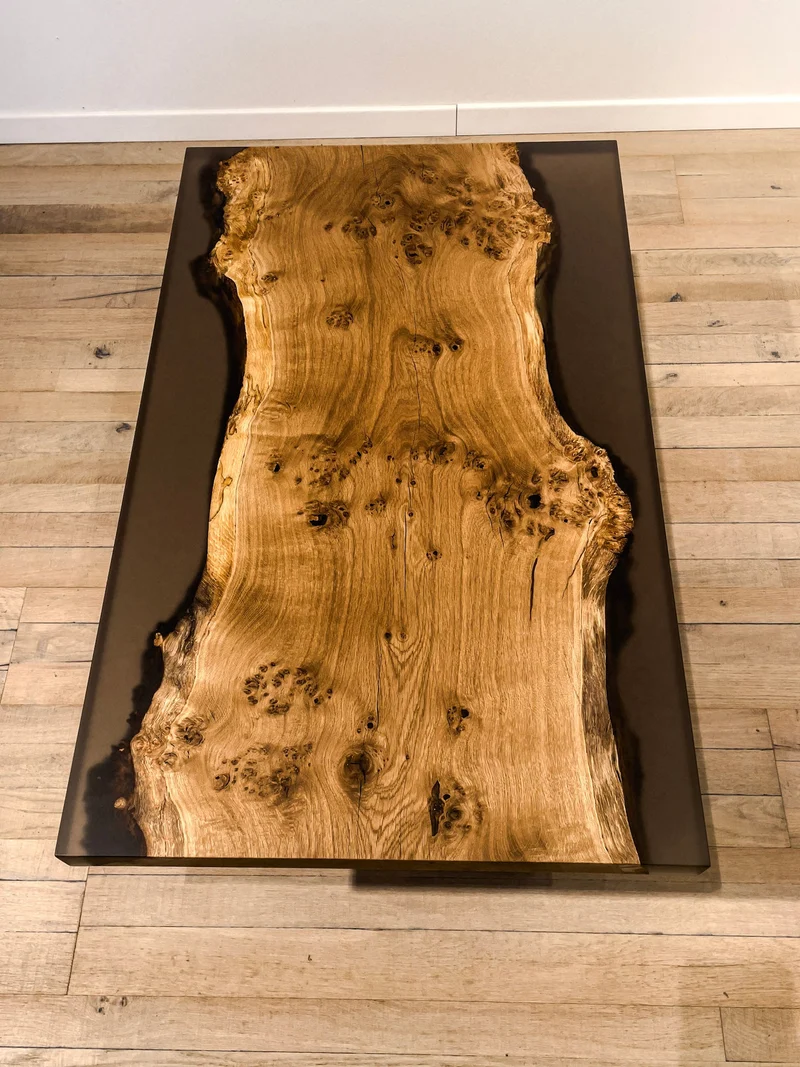 Emil - Epoxidharz Couchtisch aus Masereiche mit schwarz transparentem Harz