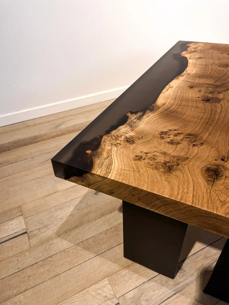 Emil - Epoxidharz Couchtisch aus Masereiche mit schwarz transparentem Harz