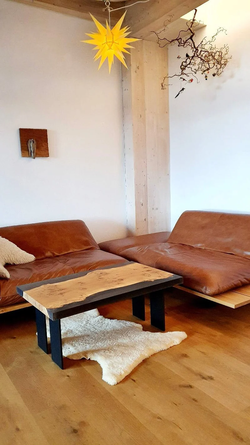 Emil - Epoxidharz Couchtisch aus Masereiche mit schwarz transparentem Harz