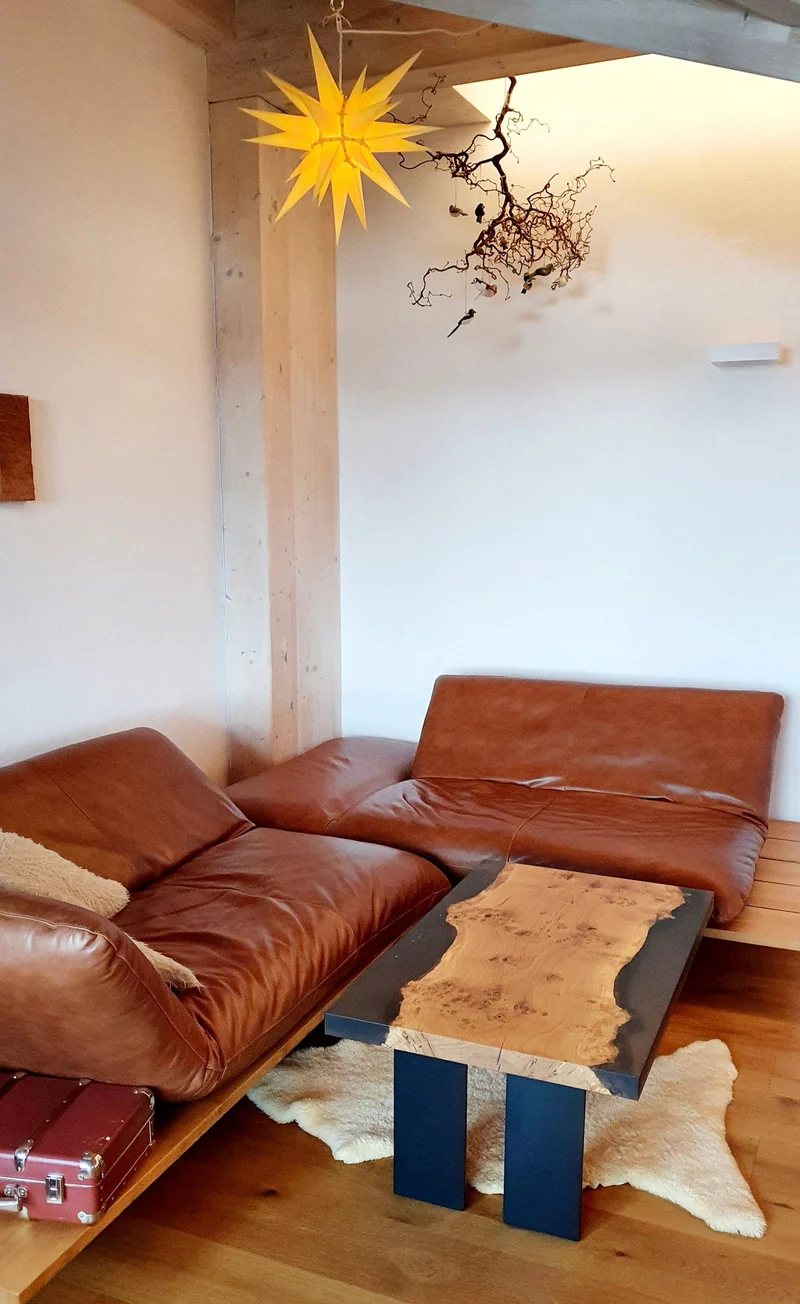 Emil - Epoxidharz Couchtisch aus Masereiche mit schwarz transparentem Harz