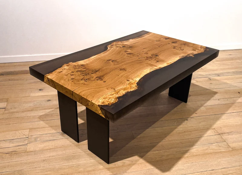 Emil - Epoxidharz Couchtisch aus Masereiche mit schwarz transparentem Harz