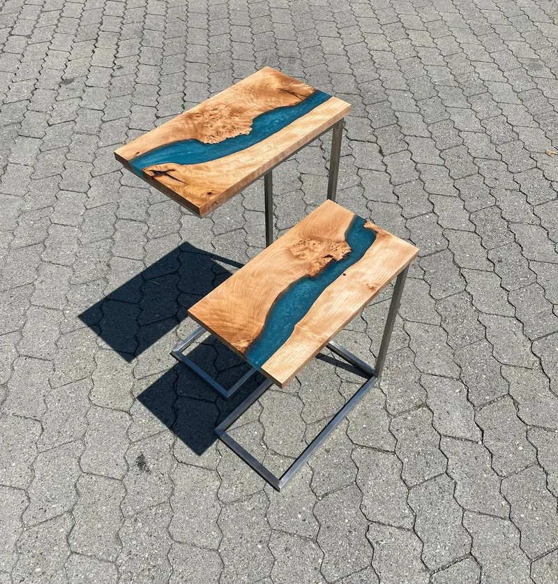 Elena und Marlene - Epoxidharz Beistelltische aus Maserbuche mit blauem Harz