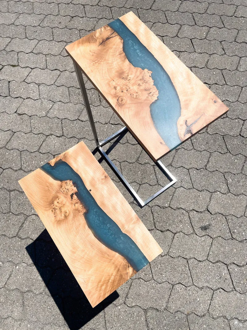 Elena und Marlene - Epoxidharz Beistelltische aus Maserbuche mit blauem Harz