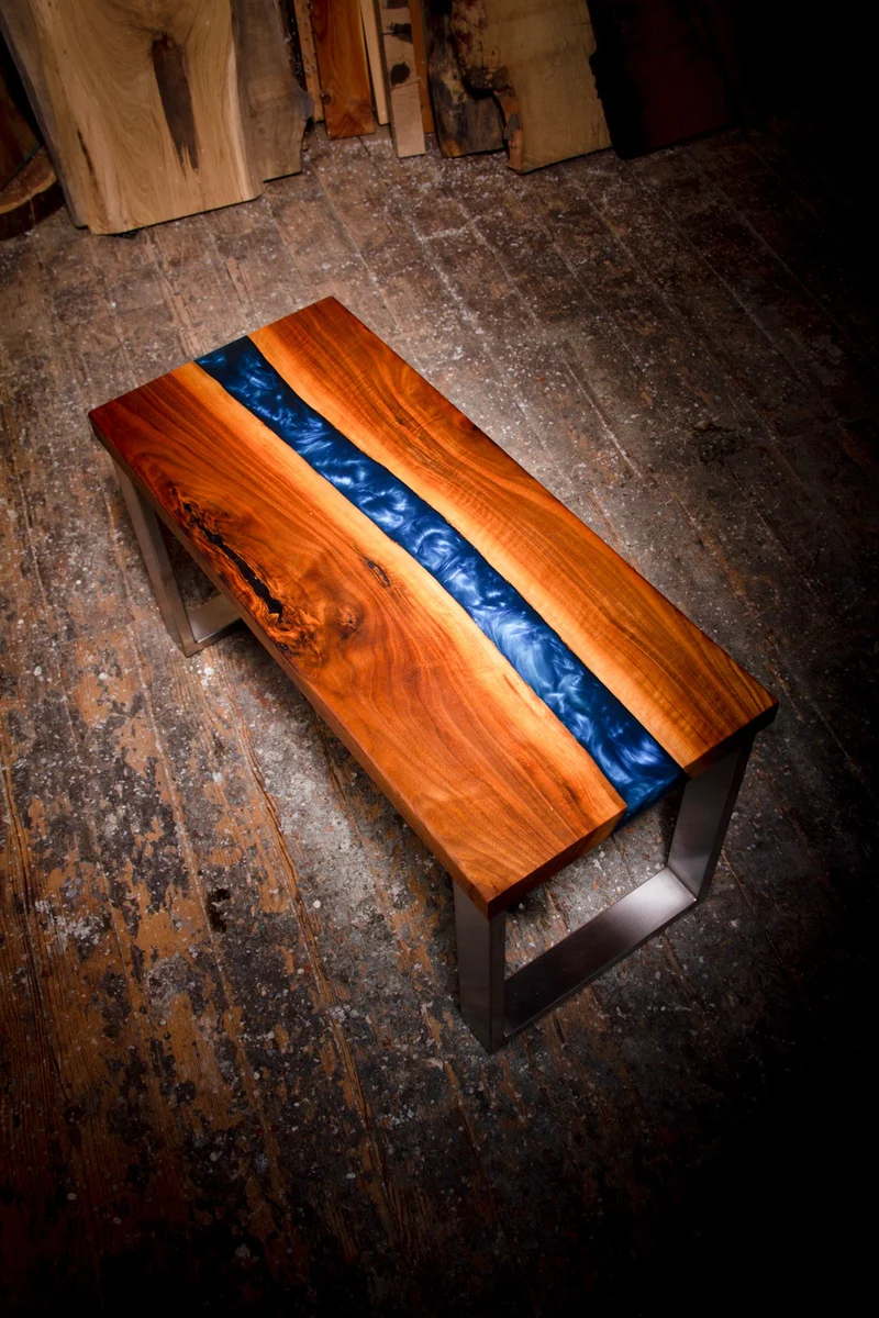 Lukas - Epoxidharz Sitzbank aus Nussbaum mit blauem Harz