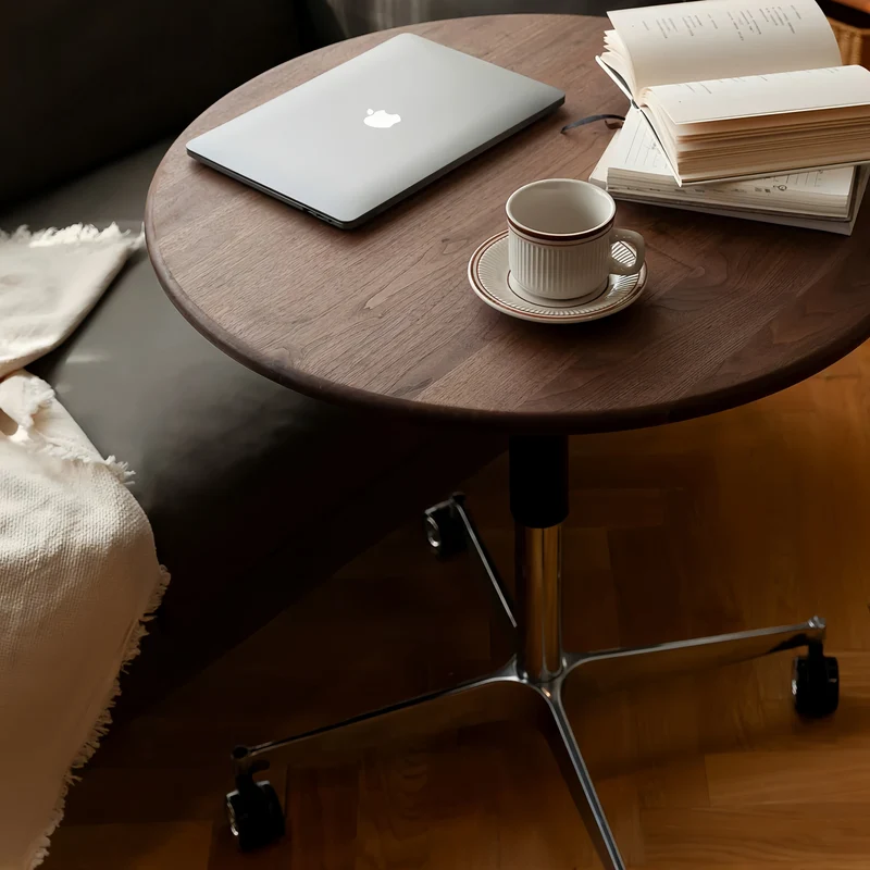 Höhenverstellbarer Couchtisch aus Massivholz mit Universalrollen