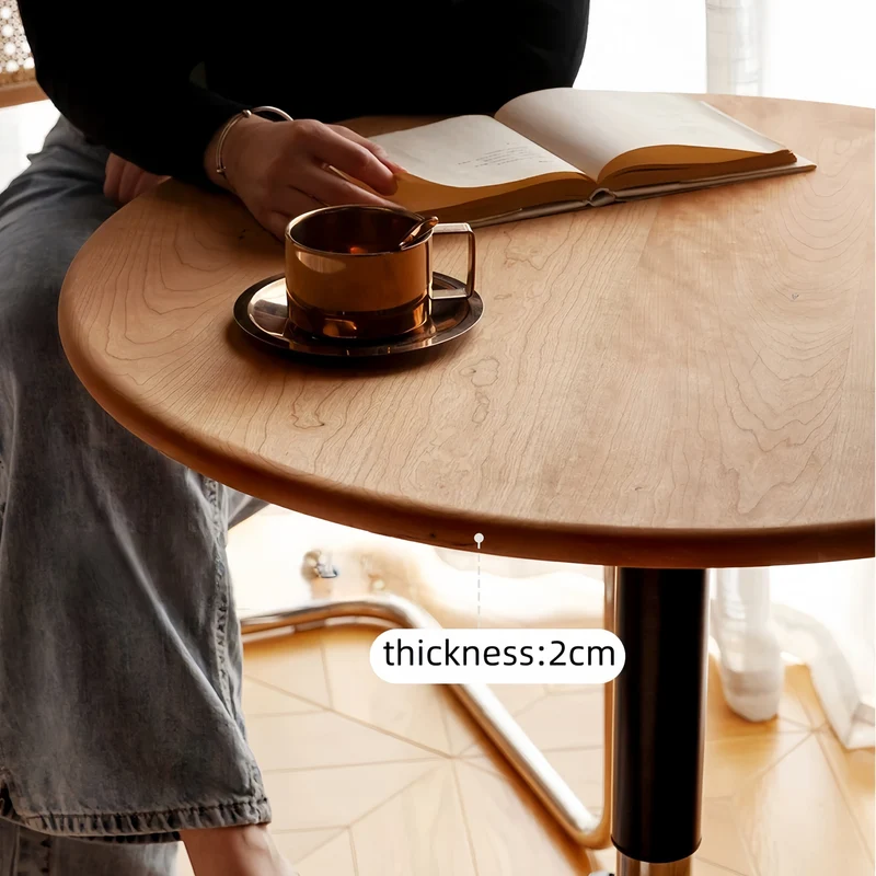 Höhenverstellbarer Couchtisch aus Massivholz mit Universalrollen