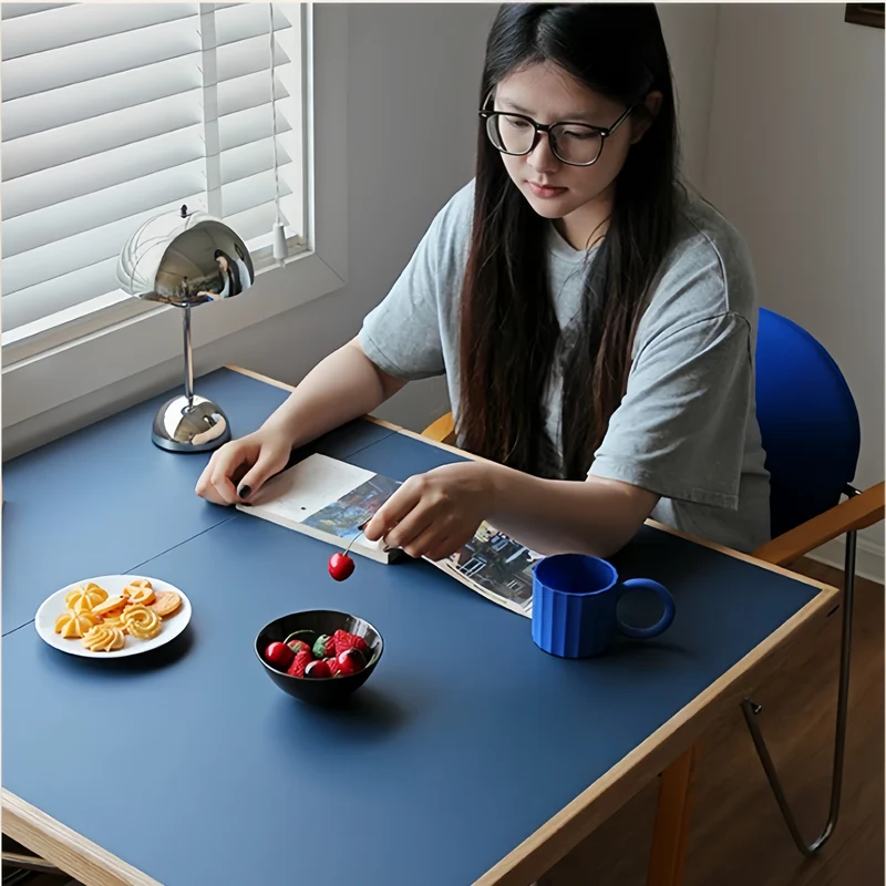 Esstisch mit zwei Klappplatten und Beinen aus Edelstahl