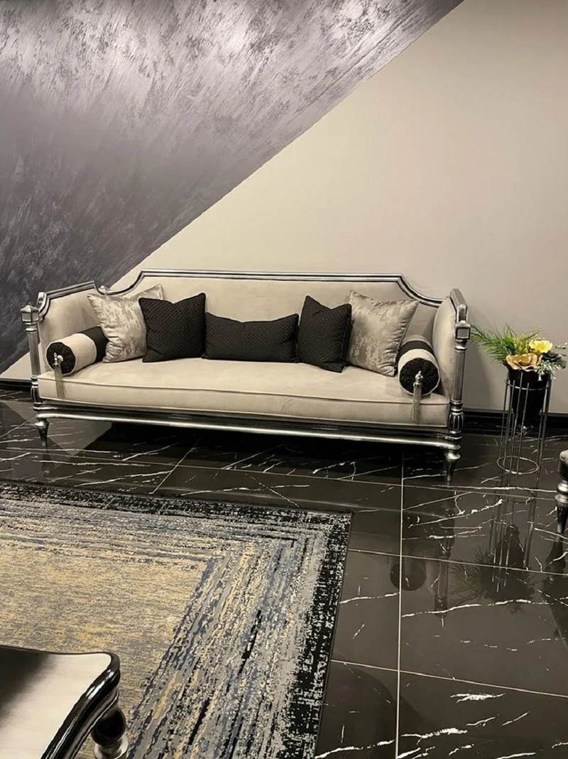 Casa Padrino Luxus Barock Sofa Cremefarben / Silber / Schwarz - Handgefertigtes Wohnzimmer Sofa im Barockstil - Barock Wohnzimmer Möbel