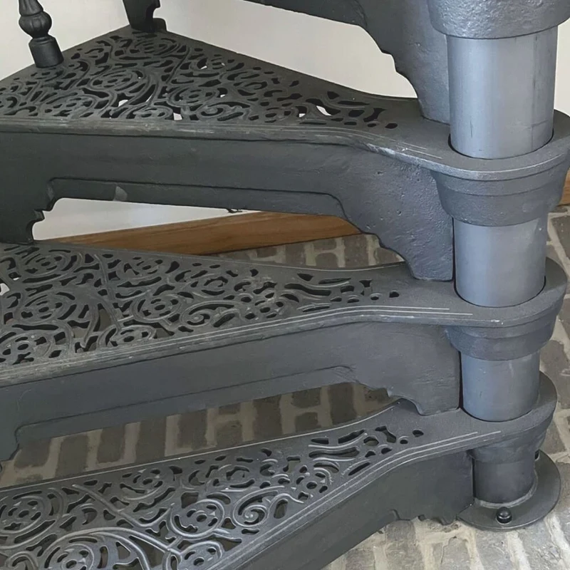 Casa Padrino Gusseisen Wendeltreppe mit Geländer linke Seite Grau H. 302 cm - Rustikale Spiraltreppe