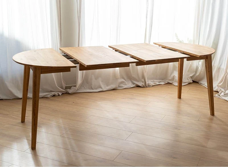 Minimalistische Essgruppe aus massiver Eiche | Runder Ausziehtisch Orbetello + 4x Polsterstuhl Leon
