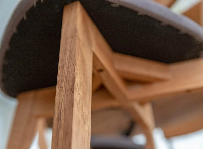 Esszimmerstuhl aus Massivholz | Minimalistischer Eichenstuhl Leon mit Rückenlehne und gepolstertem Sitz in Graphit