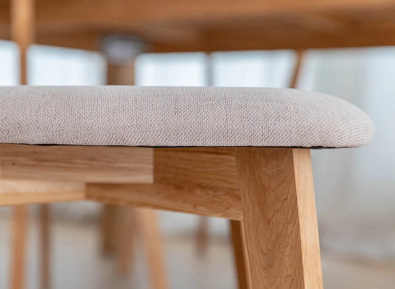 Esszimmerstuhl aus Massivholz | Minimalistischer Eichenstuhl Leon mit Rückenlehne und gepolstertem Sitz in Beige