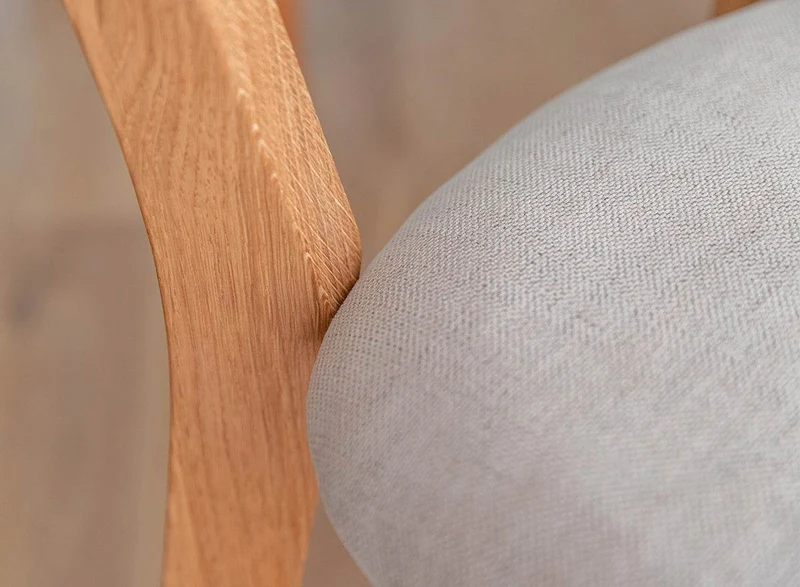 Esszimmerstuhl aus Massivholz | Minimalistischer Eichenstuhl Leon mit Rückenlehne und gepolstertem Sitz in Beige