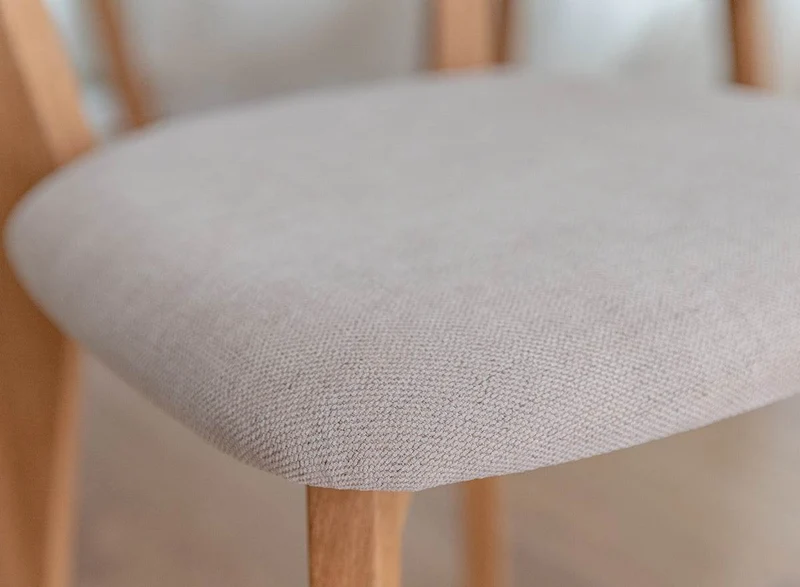 Esszimmerstuhl aus Massivholz | Minimalistischer Eichenstuhl Leon mit Rückenlehne und gepolstertem Sitz in Beige
