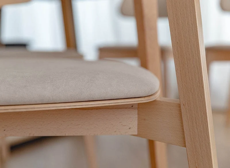 Esszimmerstuhl aus Massivholz | Minimalistischer Polsterstuhl Como