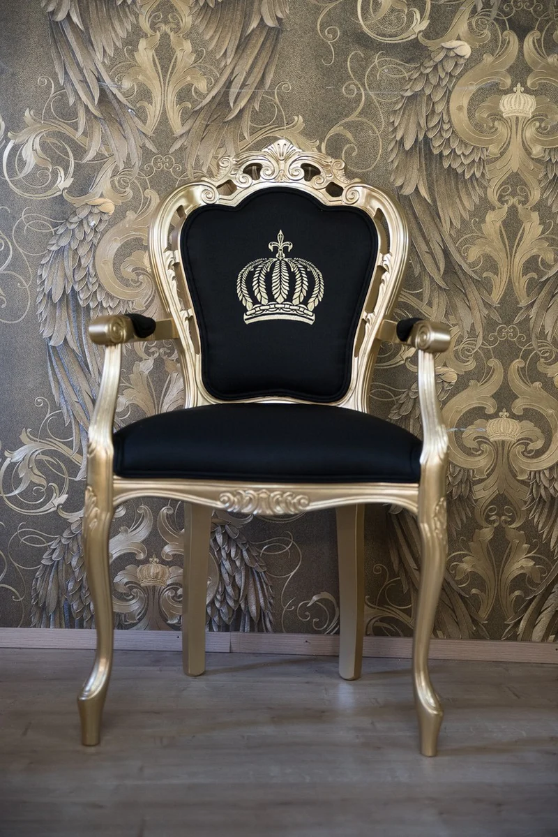 Casa Padrino Luxus Barock Esszimmerstuhl mit Armlehnen Schwarz / Gold - Pompöös by Harald Glööckler Design - 48 x 54 x 105 cm