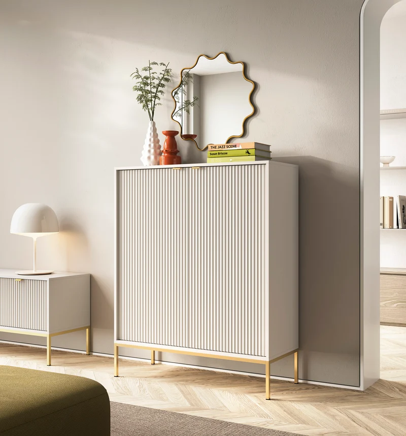 Hohe Kommode Vellore Kaschmir mit gerillten Fronten und goldenem Gestell