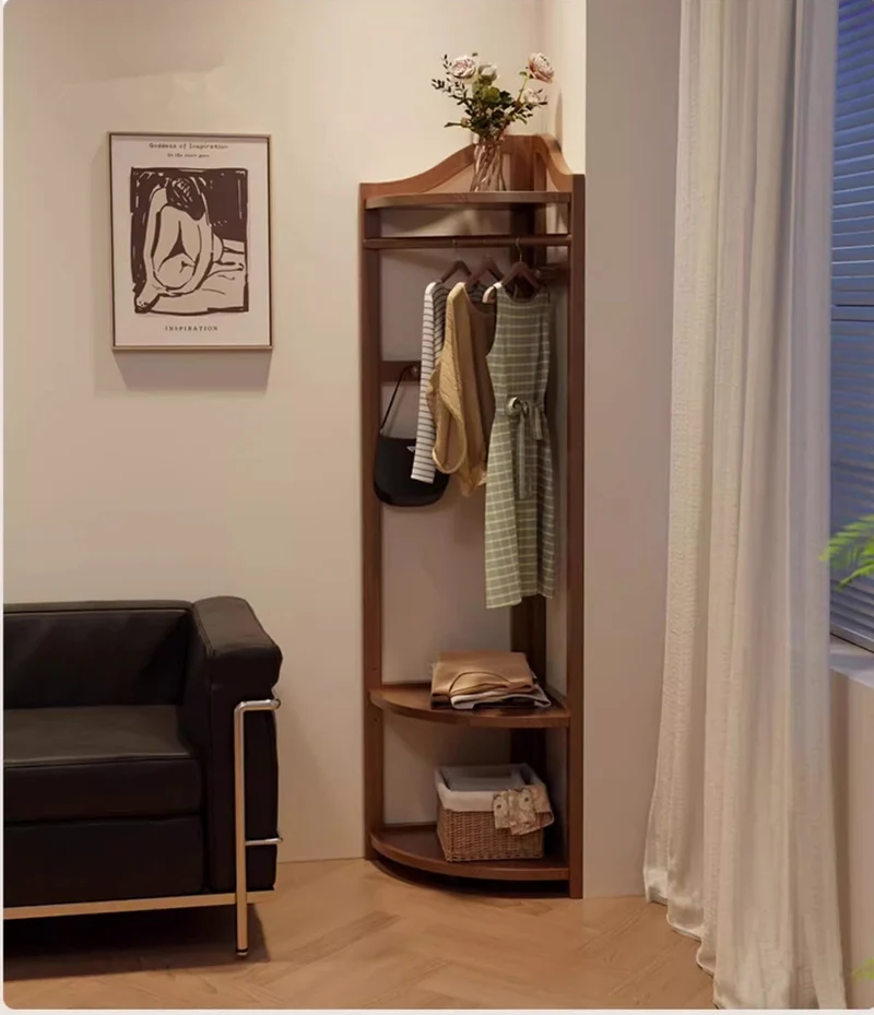 Eckgarderobe aus Massivholz mit verstellbarem Regal
