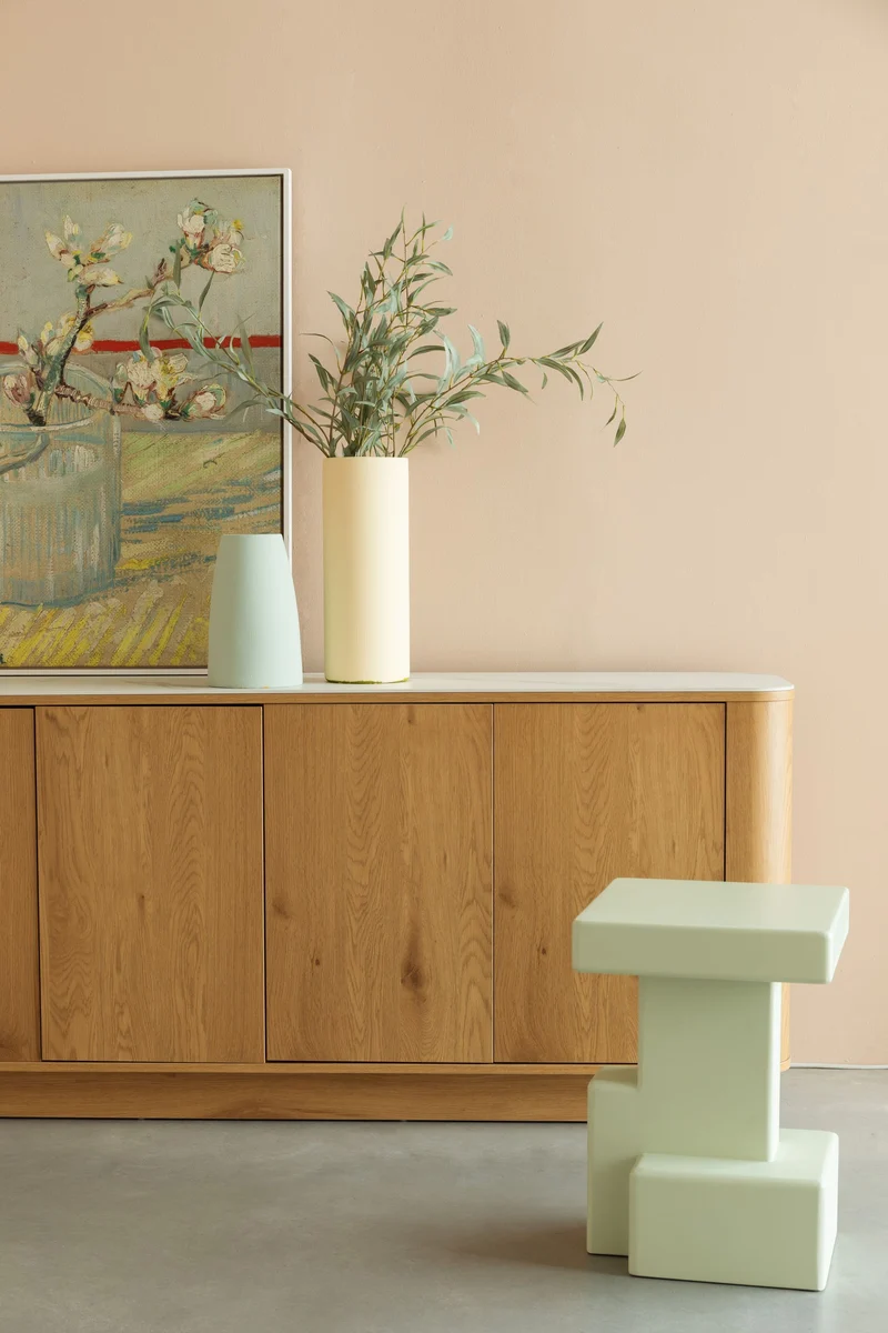 Hohes Sideboard Almira in Eiche-Optik mit Stauraum für Schlafzimmer