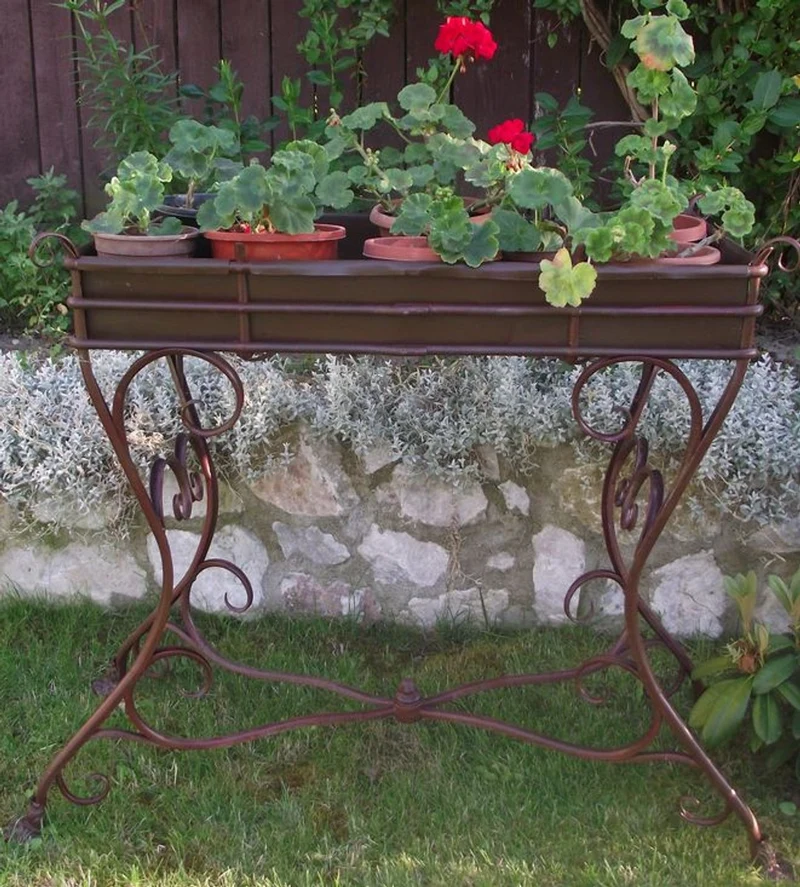 Casa Padrino Blumenständer aus Schmiedeeisen - verschiedene Farben - 113 cm x 45 cm x H83 cm - Luxus Gartenmöbel