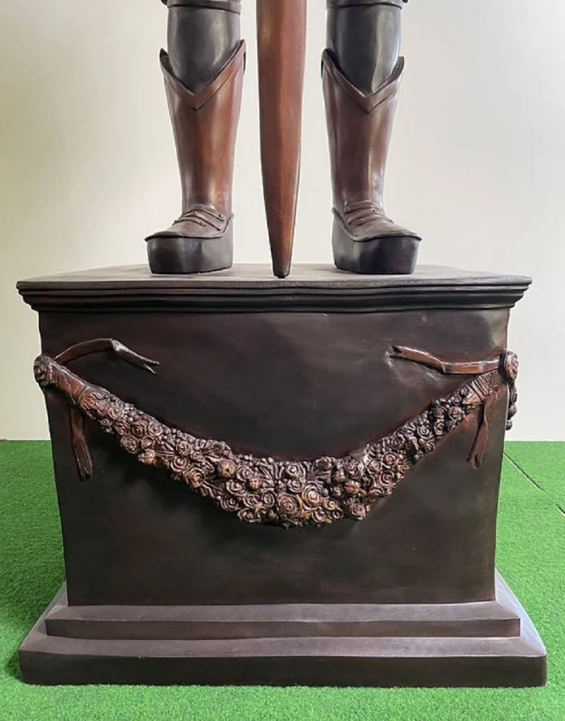 Casa Padrino Luxus Mittelalter Deko Bronze Skulptur Ritter mit Schwert 79 x 61 x H. 241 cm - Große Bronze Dekofigur mit Sockel - Mittelalter Deko Accessoires - Luxus Qualität