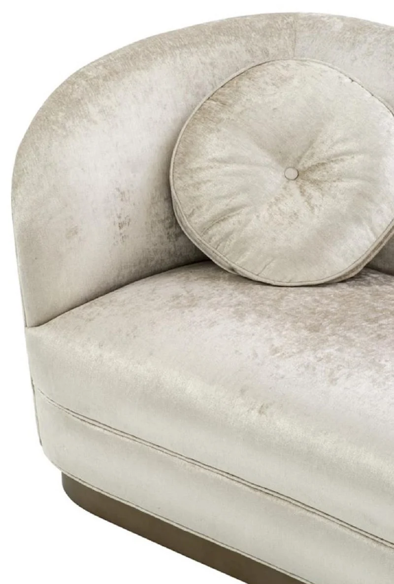 Casa Padrino Luxus Wohnzimmer Sofa Weiß-Beige / Bronze 230 x 85 x H. 82 cm - Gebogene Luxus Couch mit 2 dekorativen Kissen