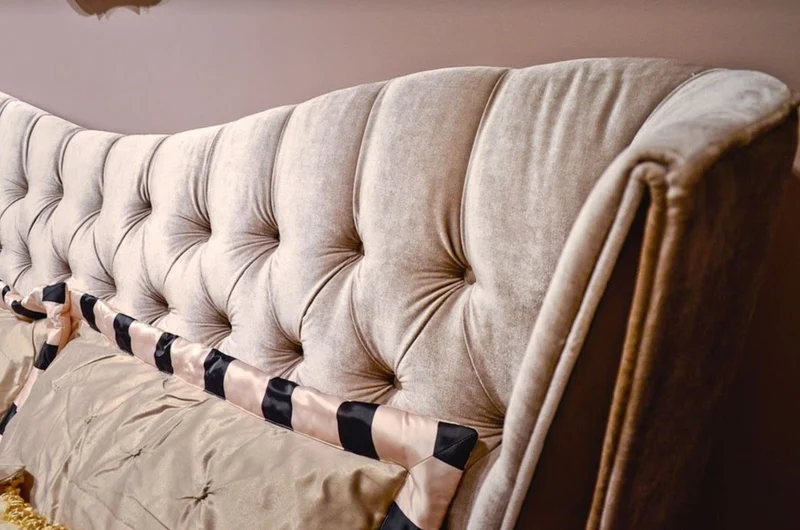 Casa Padrino Neoklassisches Doppelbett Grau / Dunkelbraun 240 x 230 x H. 134 cm - Massivholz Bett mit Kopfteil und edlem Velourstoff - Schlafzimmer Möbel im Neoklassischem Stil