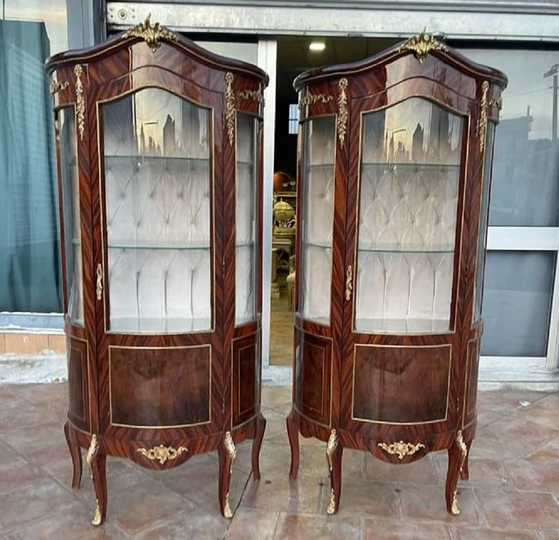 Casa Padrino Barock Vitrine Braun / Gold - Handgefertigter Massivholz Antik Stil Vitrinenschrank mit Glastür - Antik Stil Möbel - Barock Möbel - Wohnzimmer Möbel im Barockstil - Edel & Prunkvoll