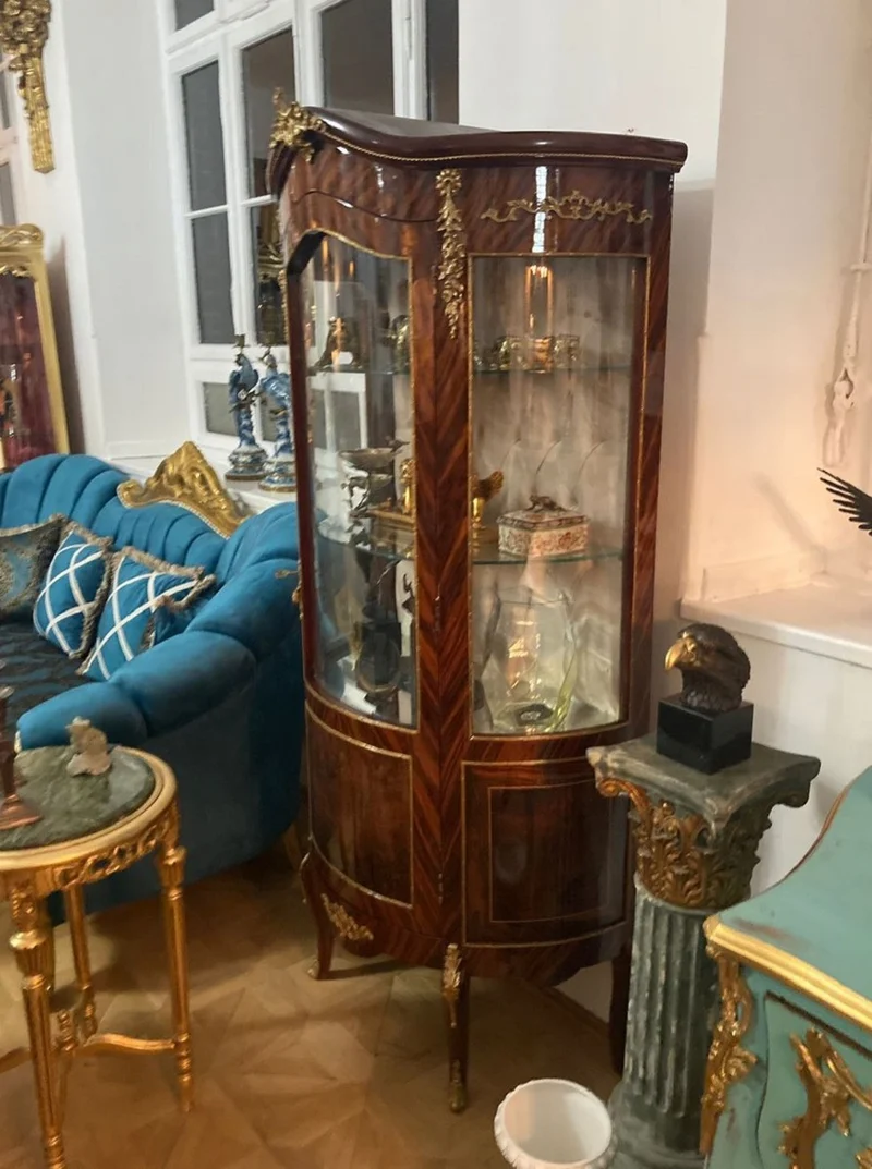 Casa Padrino Barock Vitrine Braun / Gold - Handgefertigter Massivholz Antik Stil Vitrinenschrank mit Glastür - Antik Stil Möbel - Barock Möbel - Wohnzimmer Möbel im Barockstil - Edel & Prunkvoll