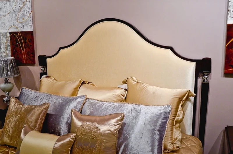 Casa Padrino Neoklassisches Doppelbett Hellbeige / Dunkelbraun / Silber 193 x 218 x H. 168 cm - Massivholz Bett mit Kopfteil und edlem Velourstoff - Schlafzimmer Möbel im Neoklassischem Stil