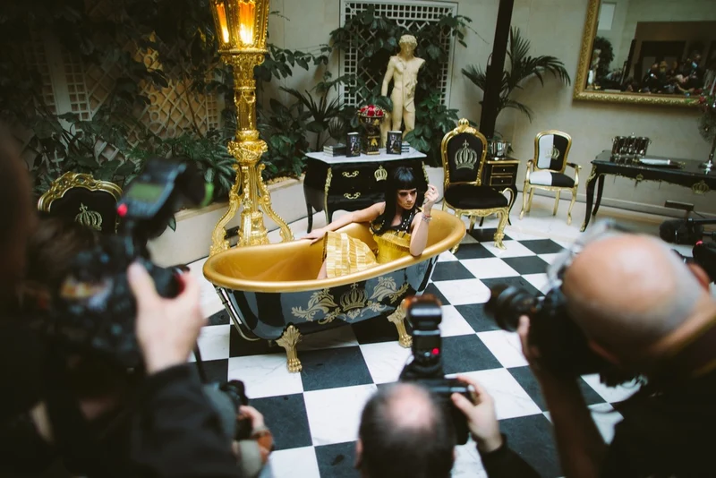 Pompöös by Casa Padrino Luxus Badewanne Deluxe freistehend von Harald Glööckler Weiß / Gold / Weiß 1560mm mit goldfarbenen Löwenfüssen