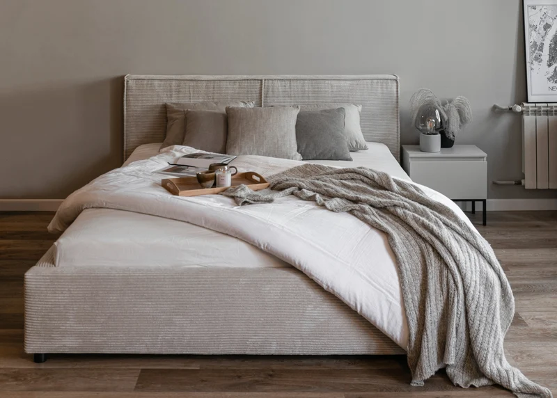 Gepolstertes Bett 180x200 cm Farese mit Stauraum und Gasdruckfeder, grau-beige Cordstoff