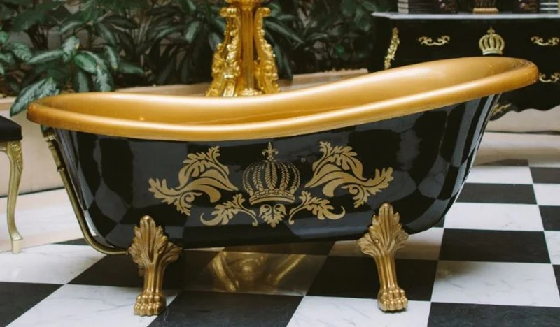 Pompöös by Casa Padrino Luxus Badewanne Deluxe freistehend von Harald Glööckler Schwarz / Gold / Schwarz 1560mm mit goldfarbenen Löwenfüssen