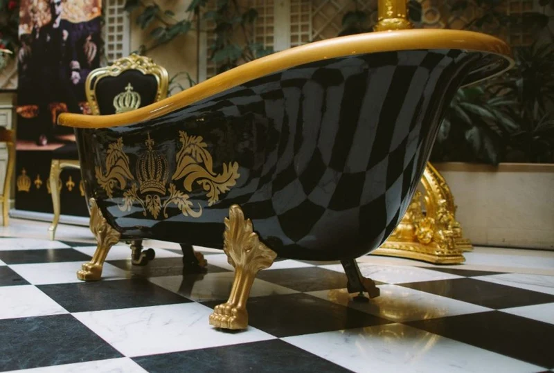 Pompöös by Casa Padrino Luxus Badewanne Deluxe freistehend von Harald Glööckler Schwarz / Gold / Schwarz 1560mm mit goldfarbenen Löwenfüssen