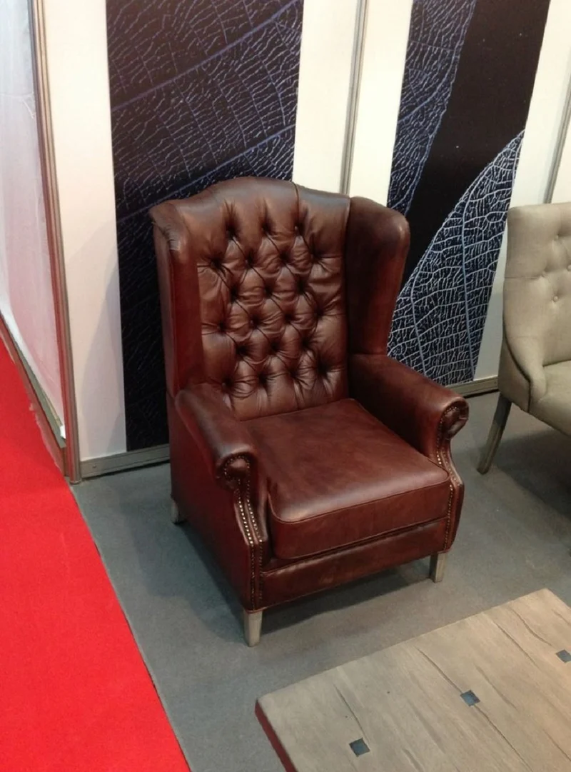 Casa Padrino Luxus Chesterfield Leder Ohrensessel Braun / Grau - Chesterfield Echtleder Wohnzimmer Sessel - Wohnzimmer Möbel - Chesterfield Möbel - Echtleder Möbel - Luxus Möbel