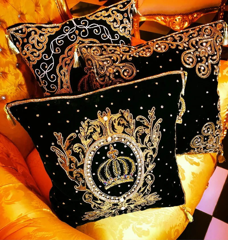 Harald Glööckler Luxus Barock Deko Kissen Pompöös by Casa Padrino Krone Bordeaux / Gold aufwendig verziert mit Pailletten und Glitzersteinen