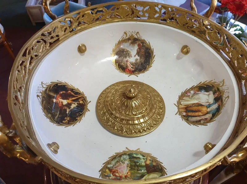 Casa Padrino Barock Deko Schale Bordeauxrot / Mehrfarbig / Weiß / Gold Ø 60 x H. 53 cm - Prunkvolle Porzellan Schüssel mit elegantem Design - Barock Deko Accessoires