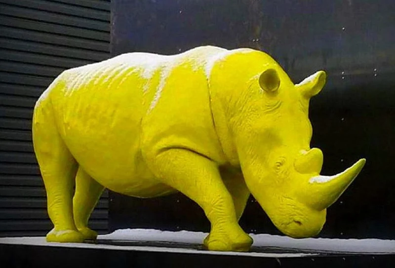 Casa Padrino XXL Deko Skulptur Nashorn Gelb 340 cm - Lebensgroße Garten Figur