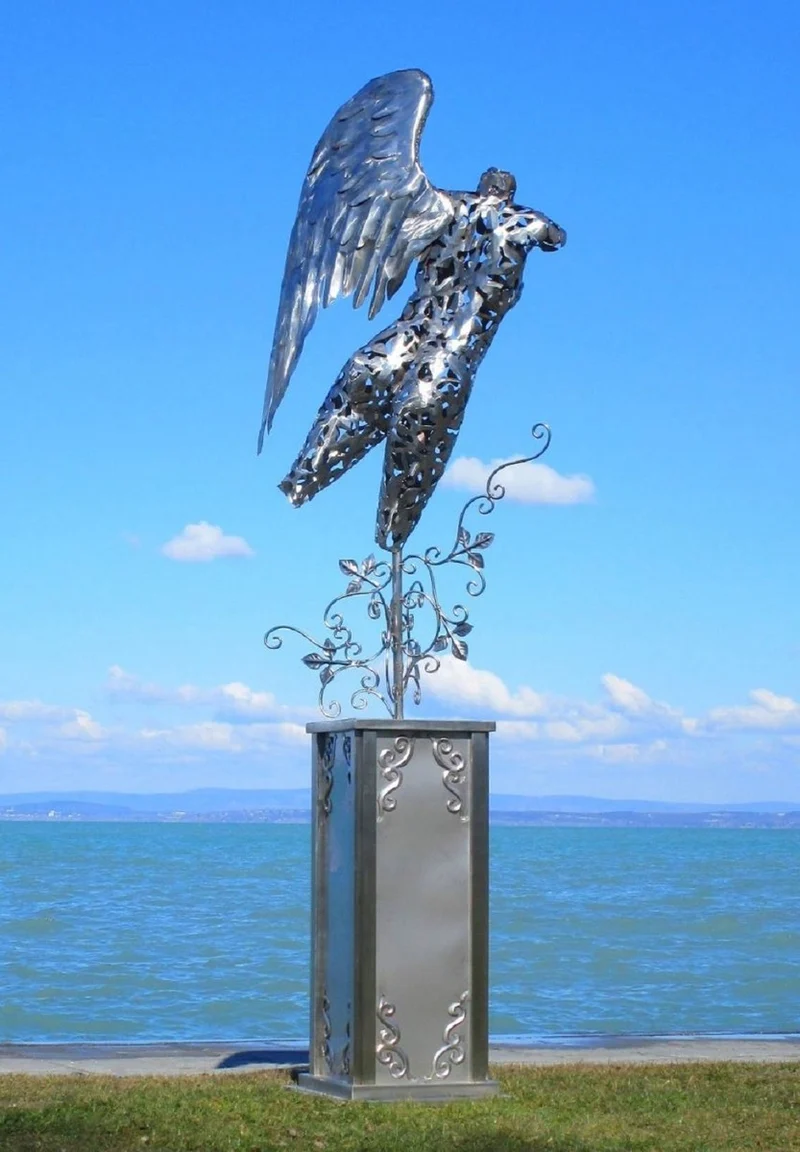 Casa Padrino Luxus Gartendeko Skulptur Engel auf Säule Silber 53 x 98 x H. 300 cm - Große Edelstahl Deko Figur - Gartenfigur - Hotel Garten Deko