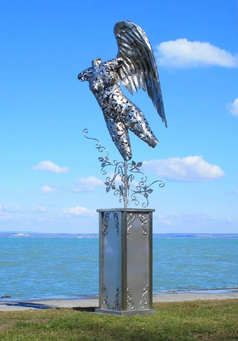 Casa Padrino Luxus Gartendeko Skulptur Engel auf Säule Silber 53 x 98 x H. 300 cm - Große Edelstahl Deko Figur - Gartenfigur - Hotel Garten Deko