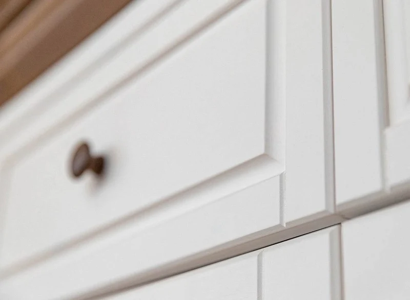 Kleines Sideboard aus Massivholz | Dreitürige Wohnzimmerkommode Marone Elite Tabacco mit drei Schubladen