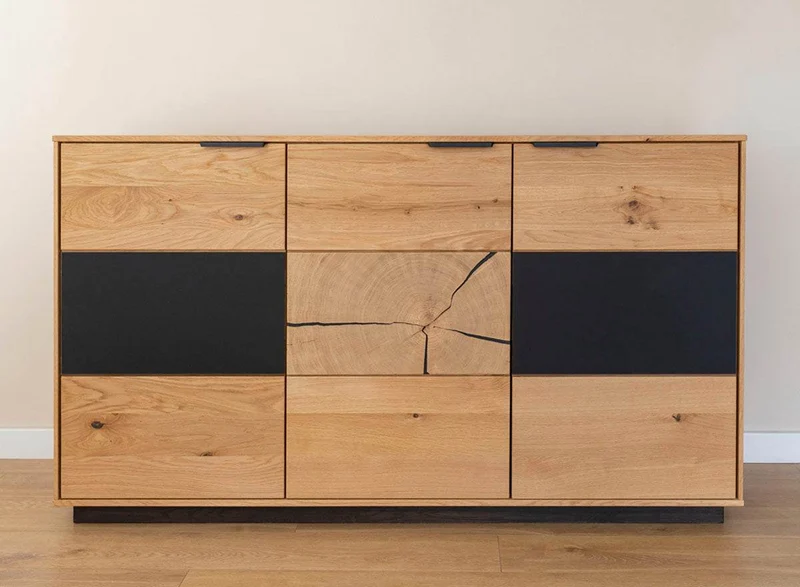 Beleuchtetes Sideboard aus massiver Eiche und Glas | Kommode Tirano IV mit Rückwand in grober Holzstruktur