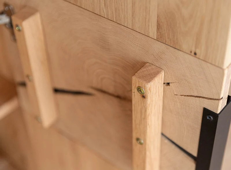 Beleuchtetes Sideboard aus massiver Eiche und Glas | Kommode Tirano IV mit Rückwand in grober Holzstruktur