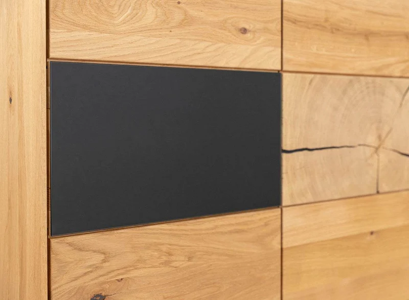 Beleuchtetes Sideboard aus massiver Eiche und Glas | Kommode Tirano IV mit Rückwand in grober Holzstruktur