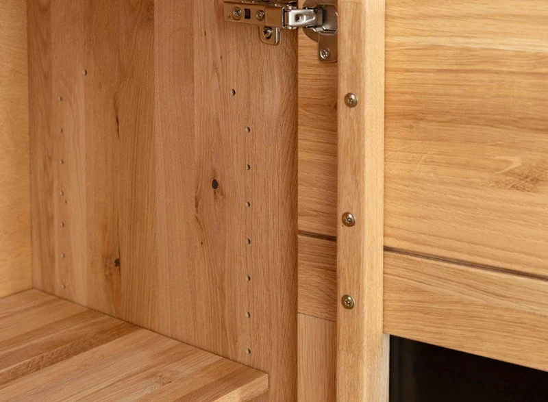 Beleuchtetes Sideboard aus massiver Eiche und Glas | Kommode Tirano IV mit Rückwand in grober Holzstruktur