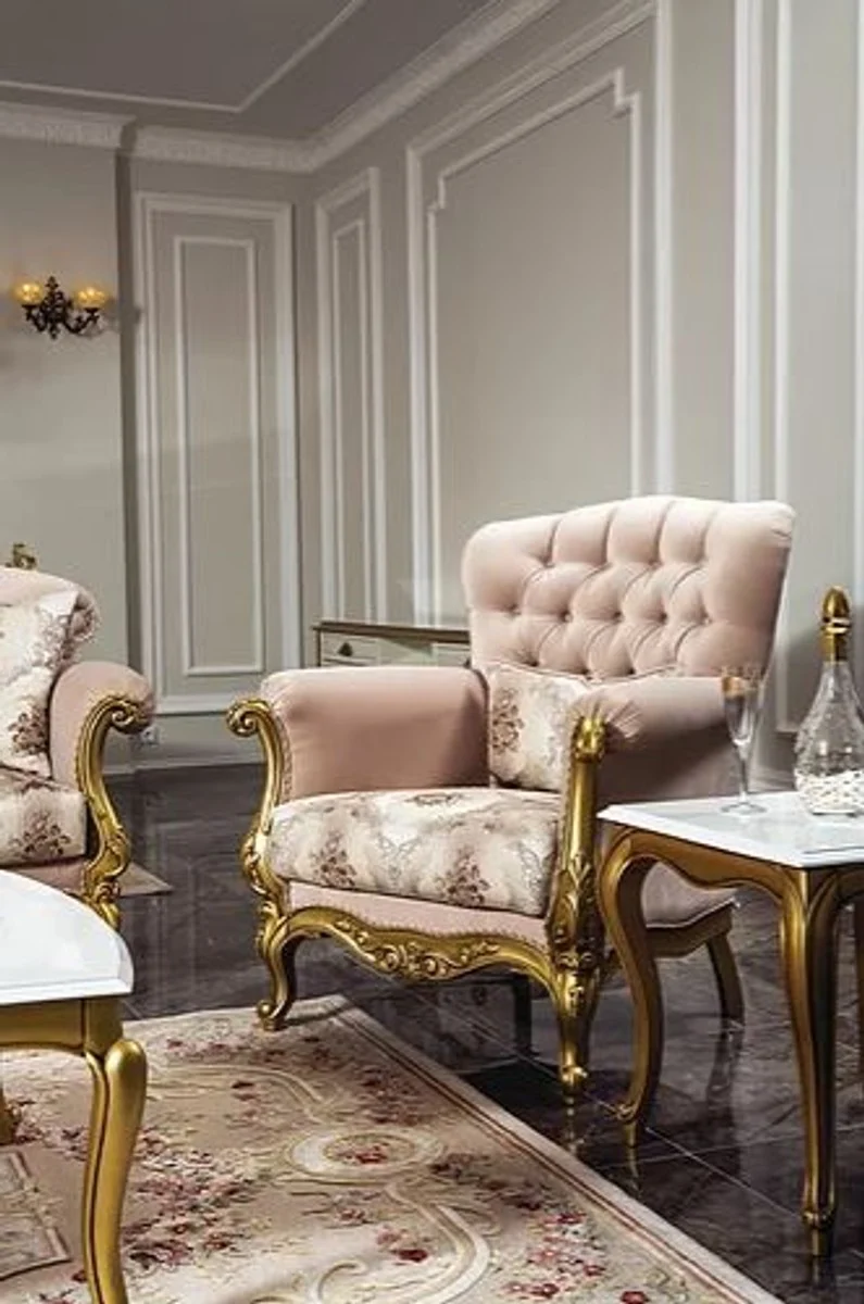 Casa Padrino Luxus Barock Wohnzimmer Set Rosa / Weiß / Gold - 2 Sofas & 2 Sessel & 1 Couchtisch & 2 Beistelltische - Wohnzimmer Möbel im Barockstil - Edel & Prunkvoll