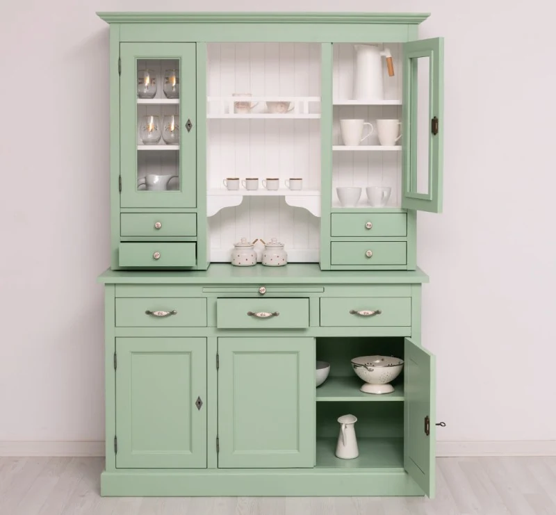 Küchen- und Buffetschrank aus Massivholz im Landhausstil