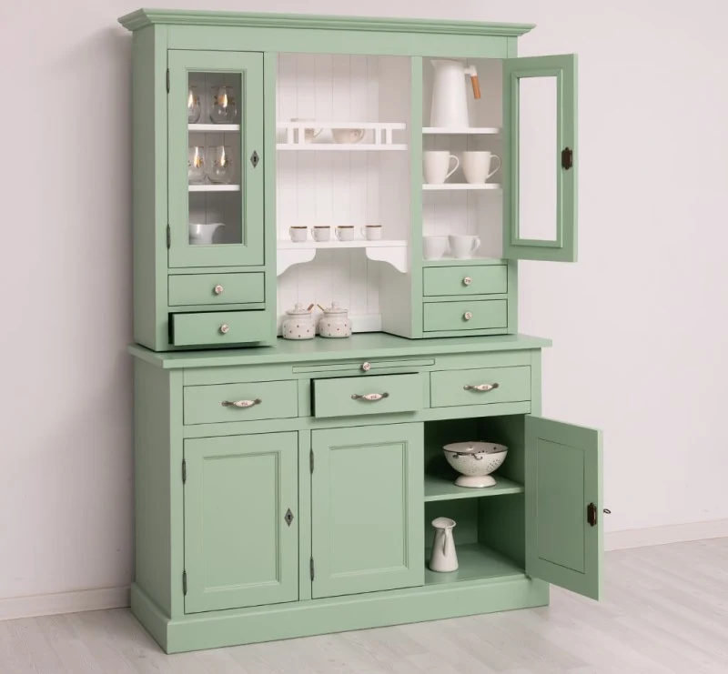 Küchen- und Buffetschrank aus Massivholz im Landhausstil