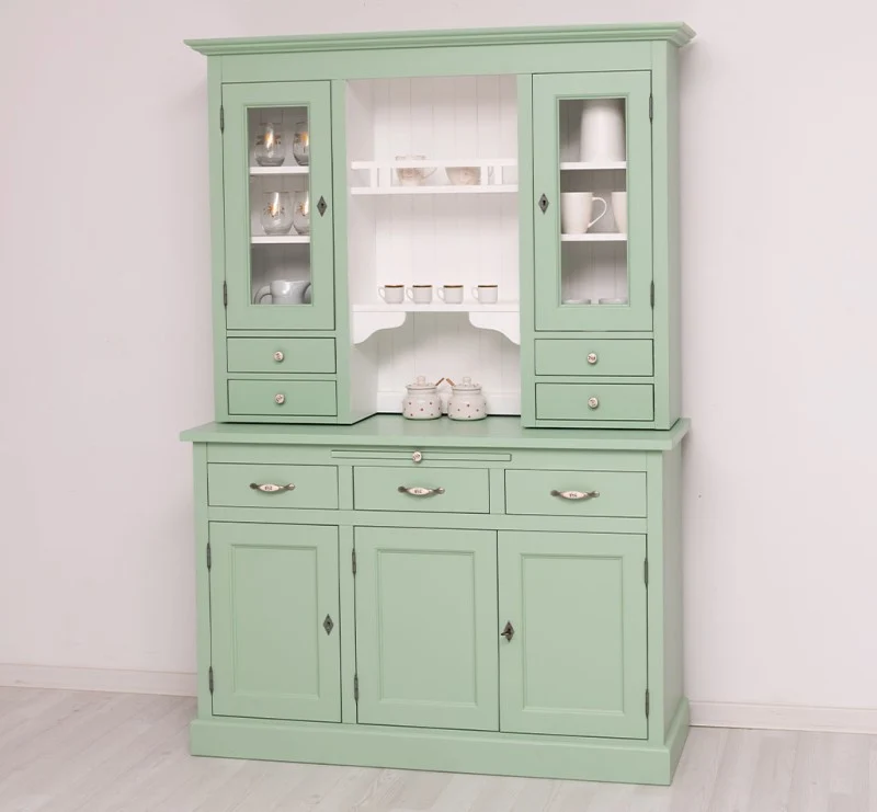 Küchen- und Buffetschrank aus Massivholz im Landhausstil