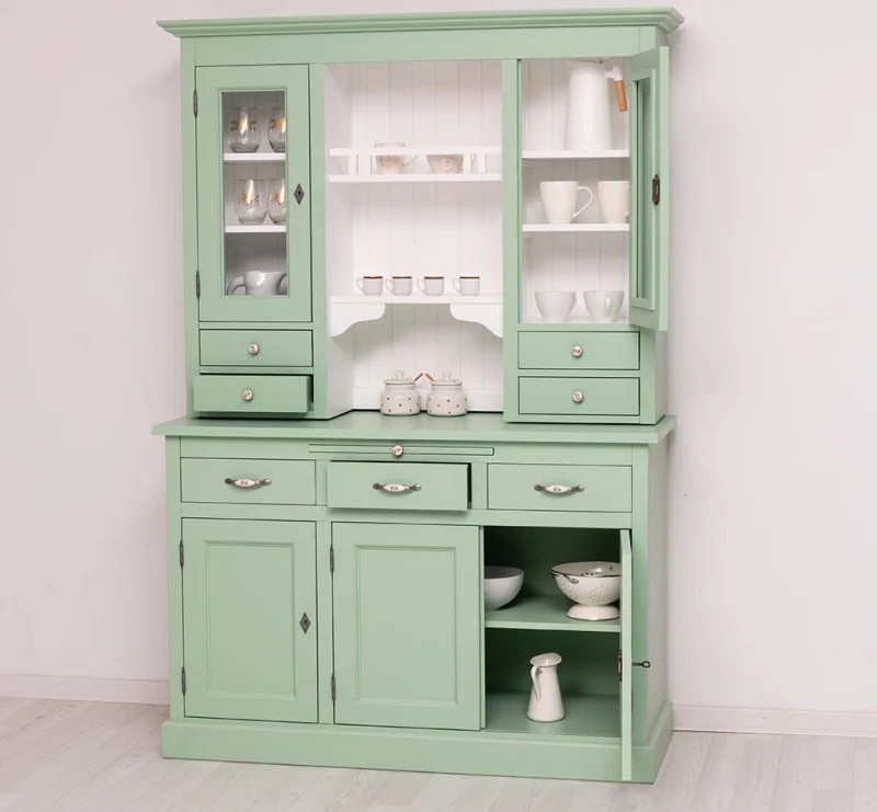 Küchen- und Buffetschrank aus Massivholz im Landhausstil